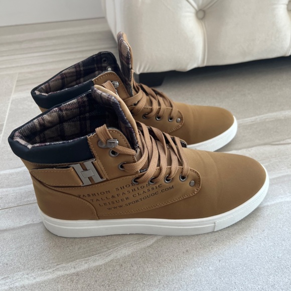 Sneakers - Picture 4 of 7